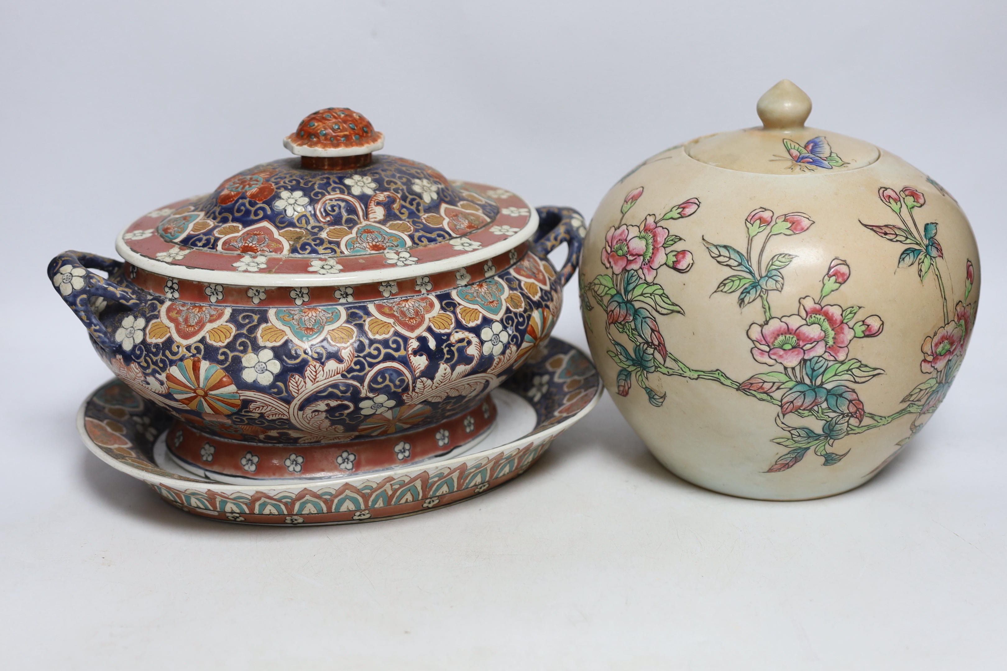 An Imari style tureen on stand and Chinese famille rose jar and cover, tallest 21cm